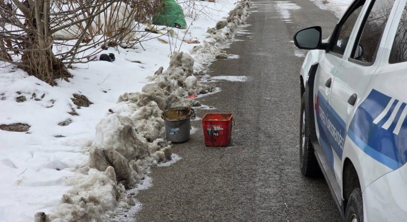 Elromlott otthon a vécé, az utca végére hordták a féceszt