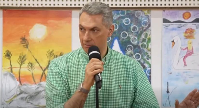 Lázár János arról beszélt, hogy a cigányság jelenti a belső tartalékot „másnak a szaros mosdójának takarítására”, Magyar Péter szerint ezzel túlment minden határon