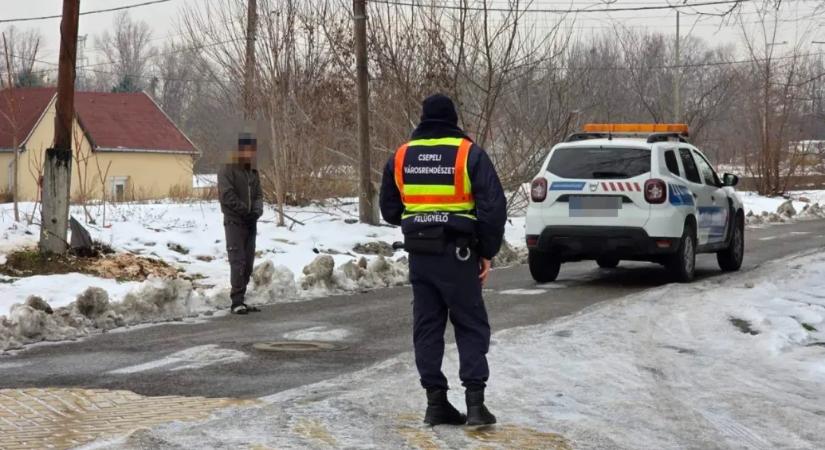 Emberi ürülékkel teli vödröket vittek az utca végébe Csepelen