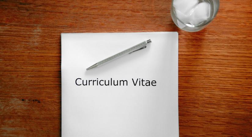 Kicsit csökkent a foglalkoztatottak és a nyilvántartott álláskeresők száma is