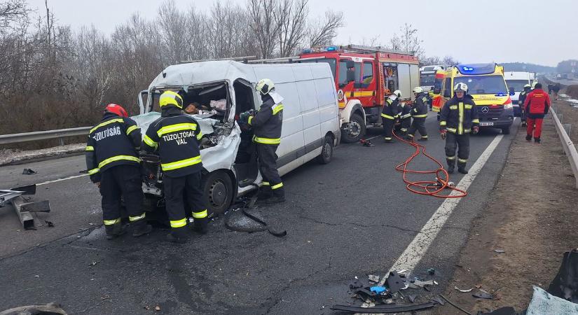 Roncsok mindenütt: brutális baleset miatt állt a forgalom az autópályán – helyszíni fotók