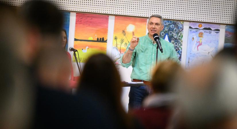 Lázár szerint a cigányság jelenti a belső tartalékot „másnak a szaros mosdójának takarítására”