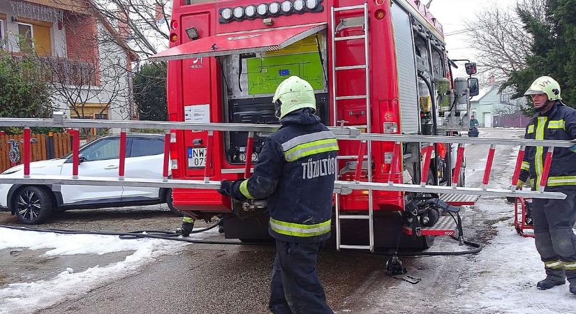 Kigyulladt melléképülethez riasztották a tűzoltókat Hódmezővásárhelyen: hat gázpalack került elő – galéria