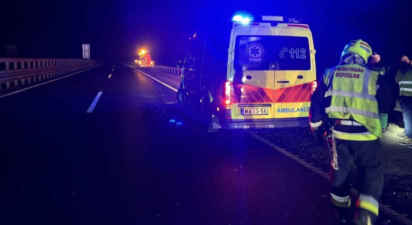 Szalagkorlátnak csapódott egy autó a M86-os főúton - fotók