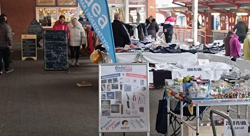 Szaloncukor és szelidgesztenye a piacon