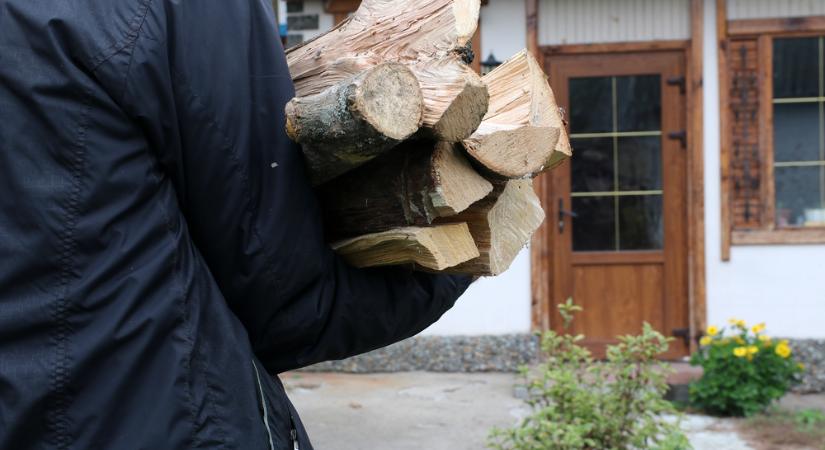 A kormány által biztosított tüzelő kiosztását az önkormányzatok végzik