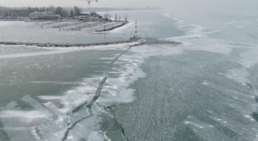Beszakadt a Balaton jege Siófoknál – két ember került bajba a jégen