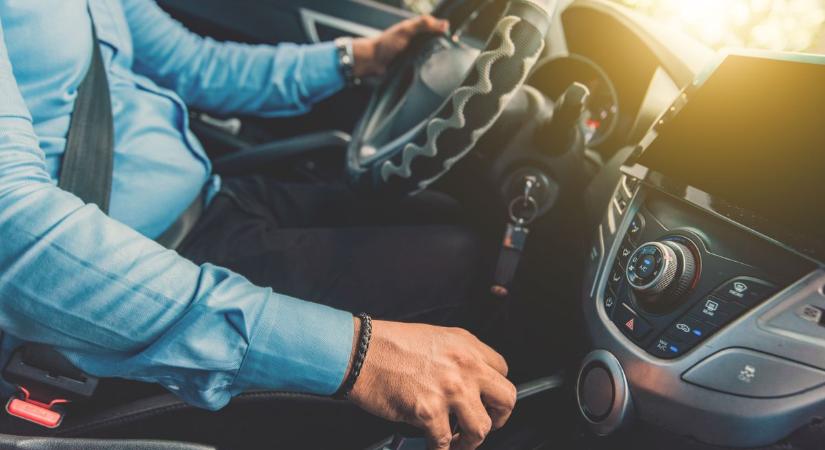 Ezeket az autós szokásokat mindenki csinálja – ám nem mindegyik szabályos