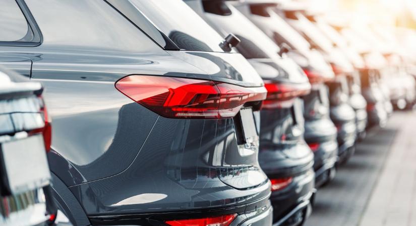 Luxusautók a kalapács alatt: elképesztő járművek vártak gazdára a NAV árverésén