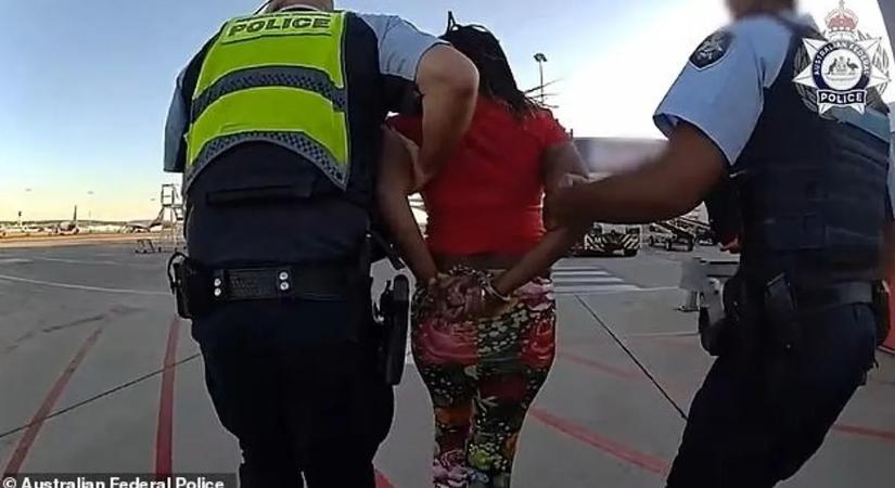 Elszabadult a pokol a fedélzeten, rendőrök rángattak le egy nőt a repülőről