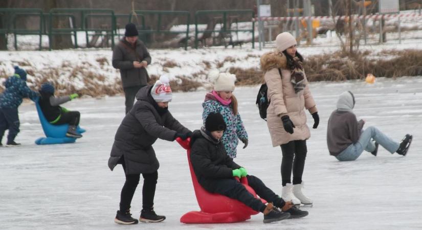 Korcsolyapályává alakult a sárvári Csónakázó-tó