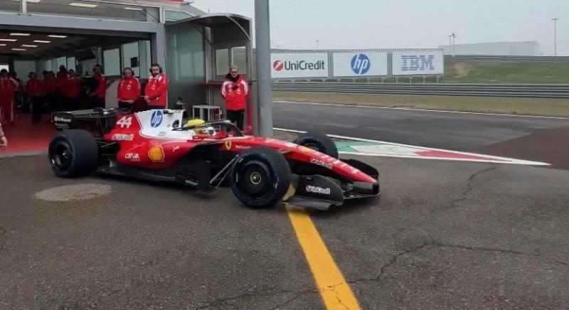 Videó: Már pályára is gurult Hamilton az új Ferrarival!