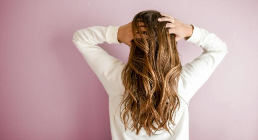 Új felfedezés írja át a tankönyveket: a hajunk nem úgy nő, ahogy a tudósok eddig hitték