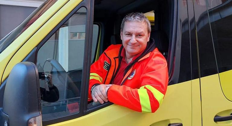 Szabadnapos mentő mentett meg egy édesanyát és két gyermekét