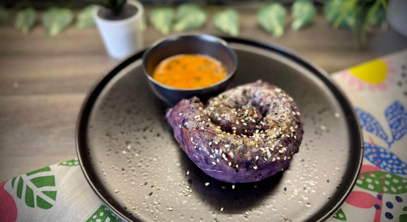 Tofus-zöldséges csiga rizslapokba tekerve – avagy így készül a vegán „hurka”