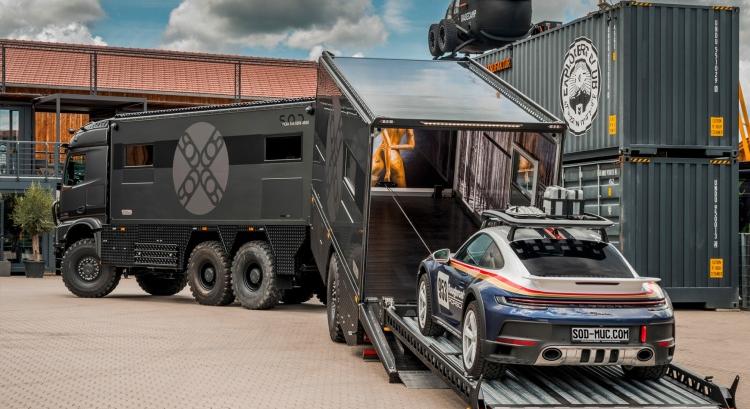 Egy pótkocsi, amely előtt nincs akadály