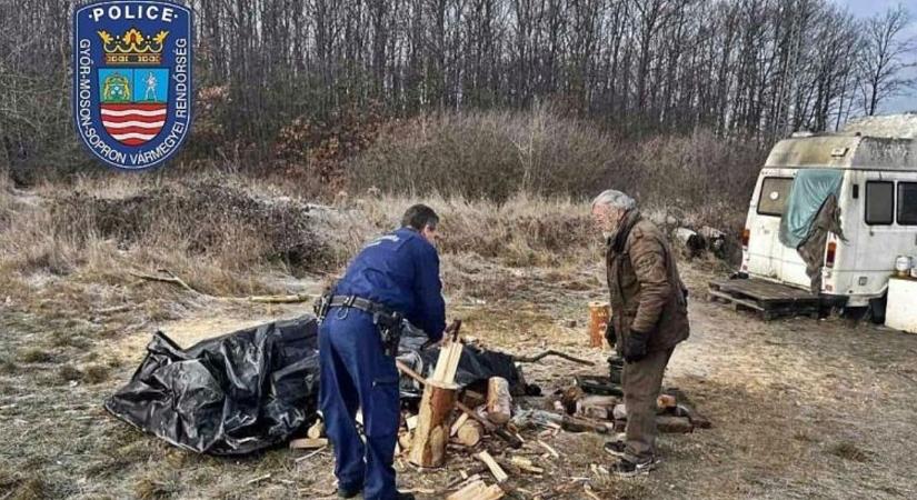 Fát is hasogatnak a rendőrök, ha kell, figyelnek a rászorulókra az egyenruhások