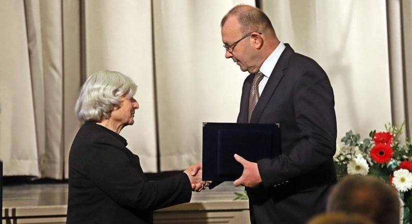 Rangos elismerést kapott a költő, aki évtizedek óta Balatonfüred irodalmát formálja