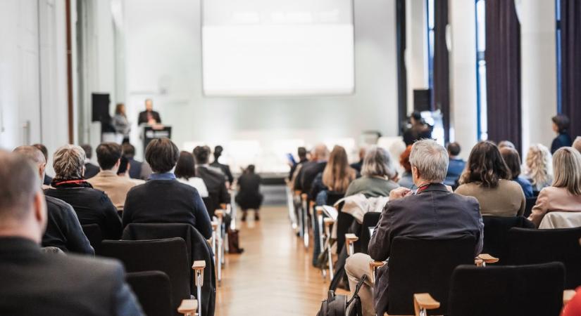 Tabudöntögető előadás érkezik Szegedre