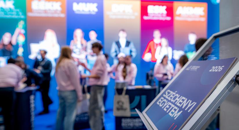 Lezárt járdaszakasz a Széchenyi István Egyetemnél – változik a buszmegálló