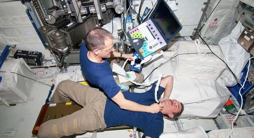 Az orvosi vészhelyzet miatt idő előtt visszatérő űrhajósok ultrahangos vizsgálatokat is végeztek az űrben