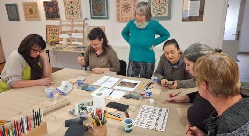 Ősi szimbólumok nyomában – Szatyor Győző interaktív előadásán az ecsetek is előkerültek