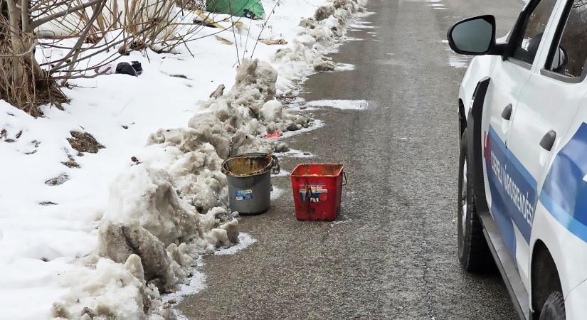 Vödrökkel hordták az emberi ürüléket az utca végébe Csepelen