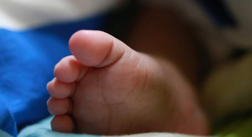Kórházi pelenkázóban hagyta a kihűlés és kiszáradás szélén lévő gyerekét egy kispesti nő, eljárás indult ellene