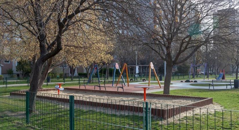 Több mint egy év kellett hozzá, hogy a Szociális és Gyermekvédelmi Főigazgatóság észrevegye, nem épült meg egy játszótér, amiért fizettek