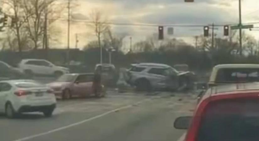 Összetévesztette a féket a gázzal: hétautós horrorbalesetet okozott egy 83 éves nő – videó