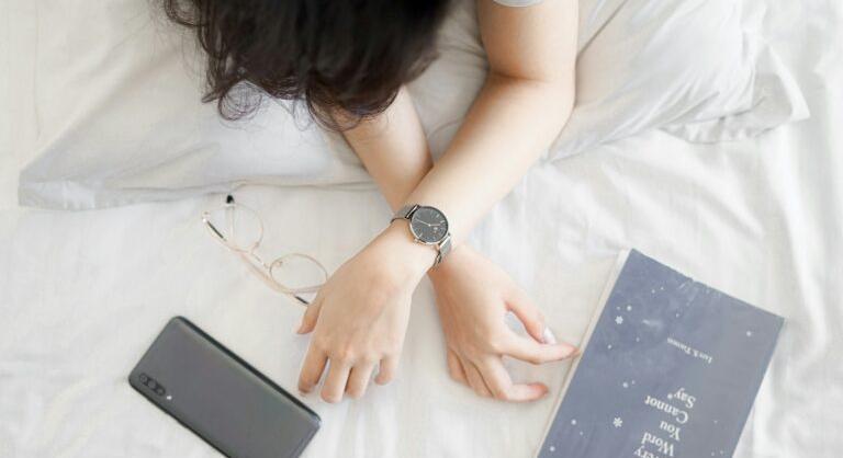 Az okostelefonok éjszaka sem alszanak: a mobiladat-forgalom a háttérben is zakatol és profiloz