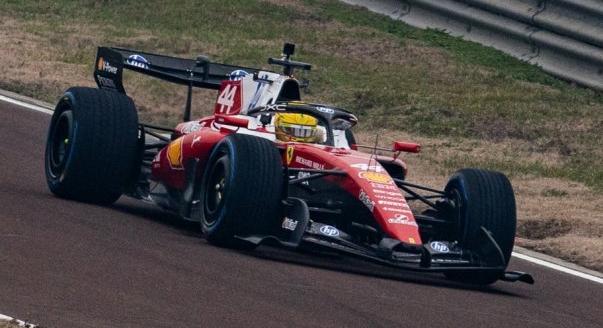 Miért állt meg a Ferrari a bejáratáson?