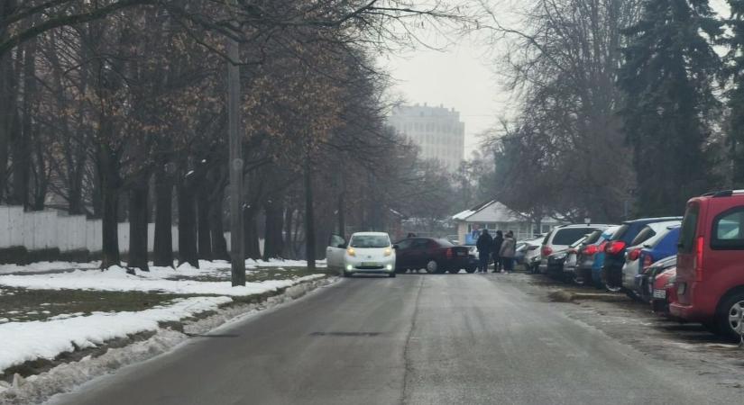 Ónos eső után jött a baj: baleset Kaposváron az iskola közelében