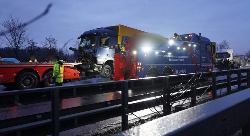 18 baleset történt 25 kilométeren belül egy német autópályaszakaszon, hárman meghaltak
