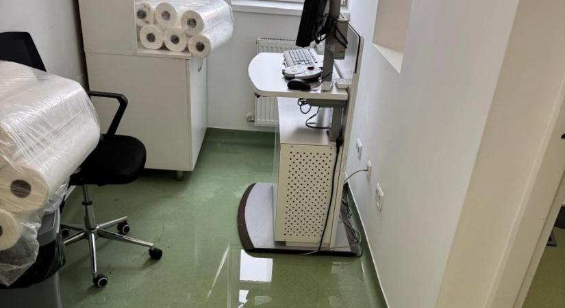 Hargita megye: padlástéri csőtörés miatt elázott a rendelőintézet több emelete