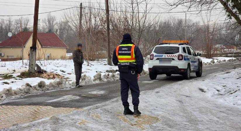 Elromlott az otthoni WC, ezért az utca végébe hordták ki az ürüléküket