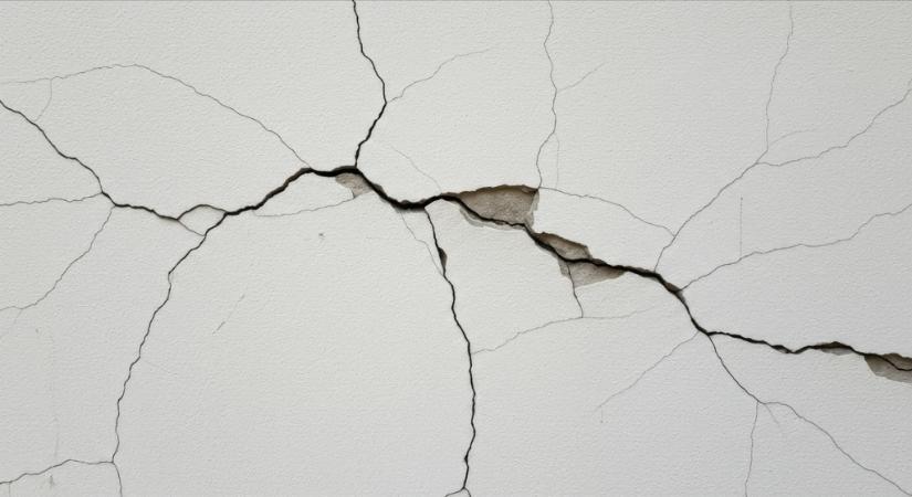 Miért repedezik a fal közvetlenül a festés után? – 5 gyakori ok