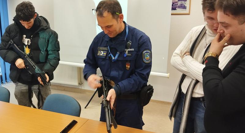 Diákok a kapitányságon