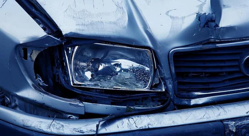 Villanyoszlopnak csapódott egy kocsi a 25-ösön