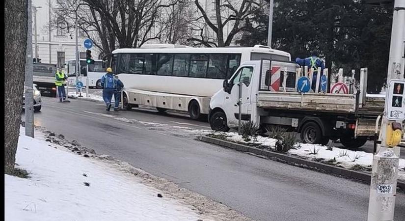 Ez történik most az egri Törvényház úton, a vízmű szakemberei mindent megtesznek