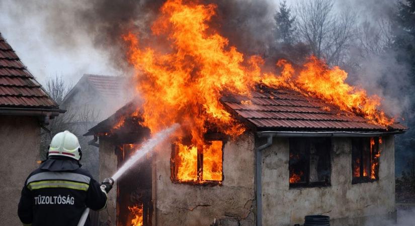 Lángok csaptak fel Niklán: melléképület égett a Berzsenyi Dániel utcában