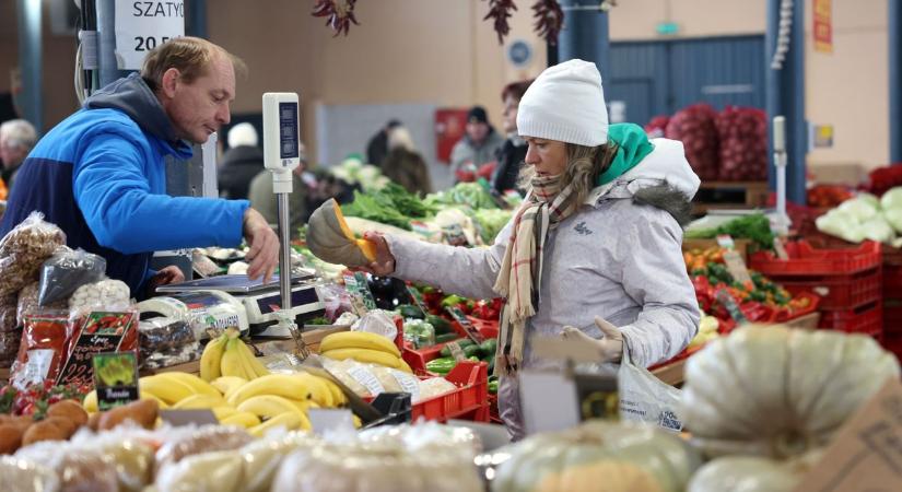Hiába az ónos eső, a piac nem ürült ki péntekre