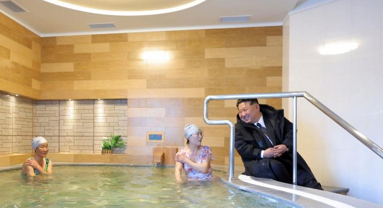 Nagyot tévedett, ha azt gondolta, ma nem lát bizarr fotókat Kim Dzsongunról