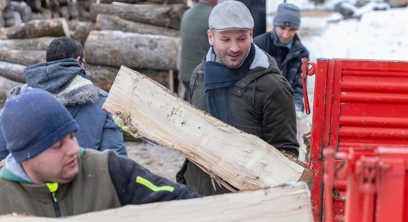 Zalában is zajlik a tűzifa kiosztása - segítség a hidegben