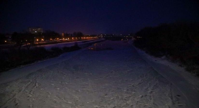 Sosem láttak még ilyet a hazafelé tartó iskolások, szokatlan dolog történik a Tiszán – videóval, galériával