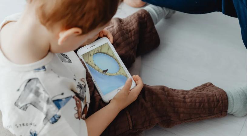 Okostelefon 12 éves kor előtt? Ezt a 3 sokkoló egészségügyi kockázatot jobb, ha ismered!