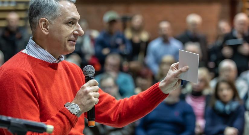 Lázár János csipkejózsikázással reagált a cigányokról szóló megjegyzésére érkező kritikákra