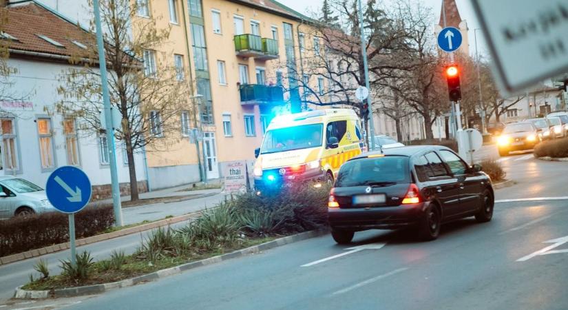 „A mentőnek kellett megállnia a Füredi csomópontban” – Életmentő szigorítás jöhet az új KRESZ-ben?