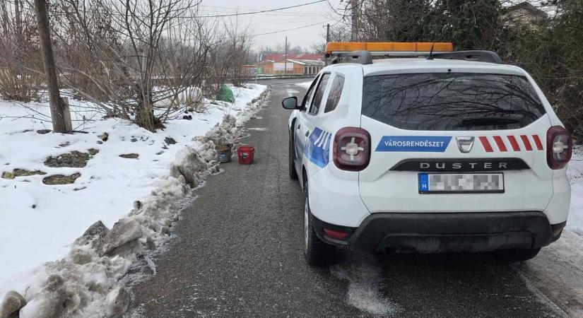 Vödörszámra hordták az emberi ürüléket egy utca végébe Csepelen