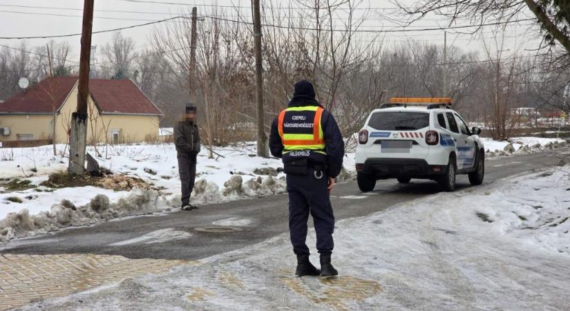 Vödrökkel hordták az emberi ürüléket egy utca végébe Csepelen